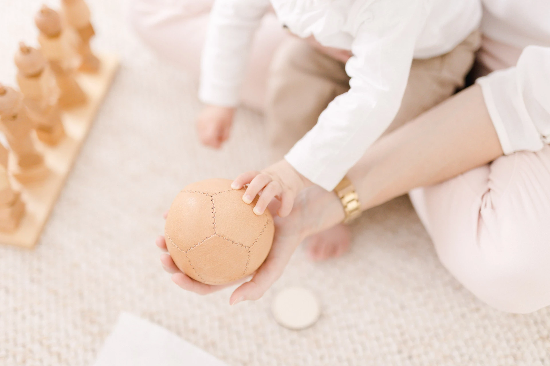 enfant jouer jouer avec les enfants jouet gris
